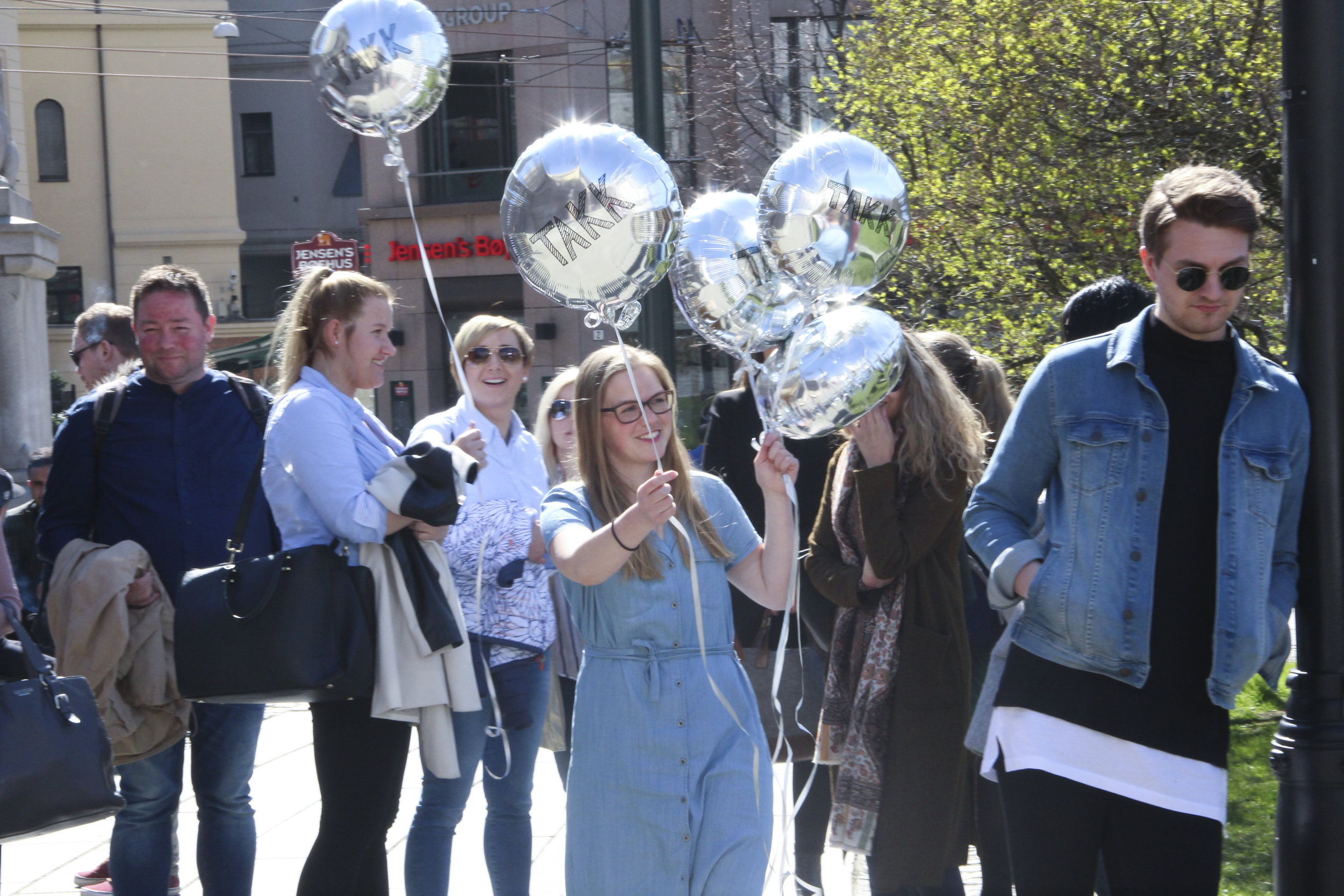 ONF møtte opp med sølvballonger hvor det sto "takk" utenfor Stortinget 2. mai i anledning vedtak av Fagskolemeldingen.&nbsp;Foto: Krister Vangen