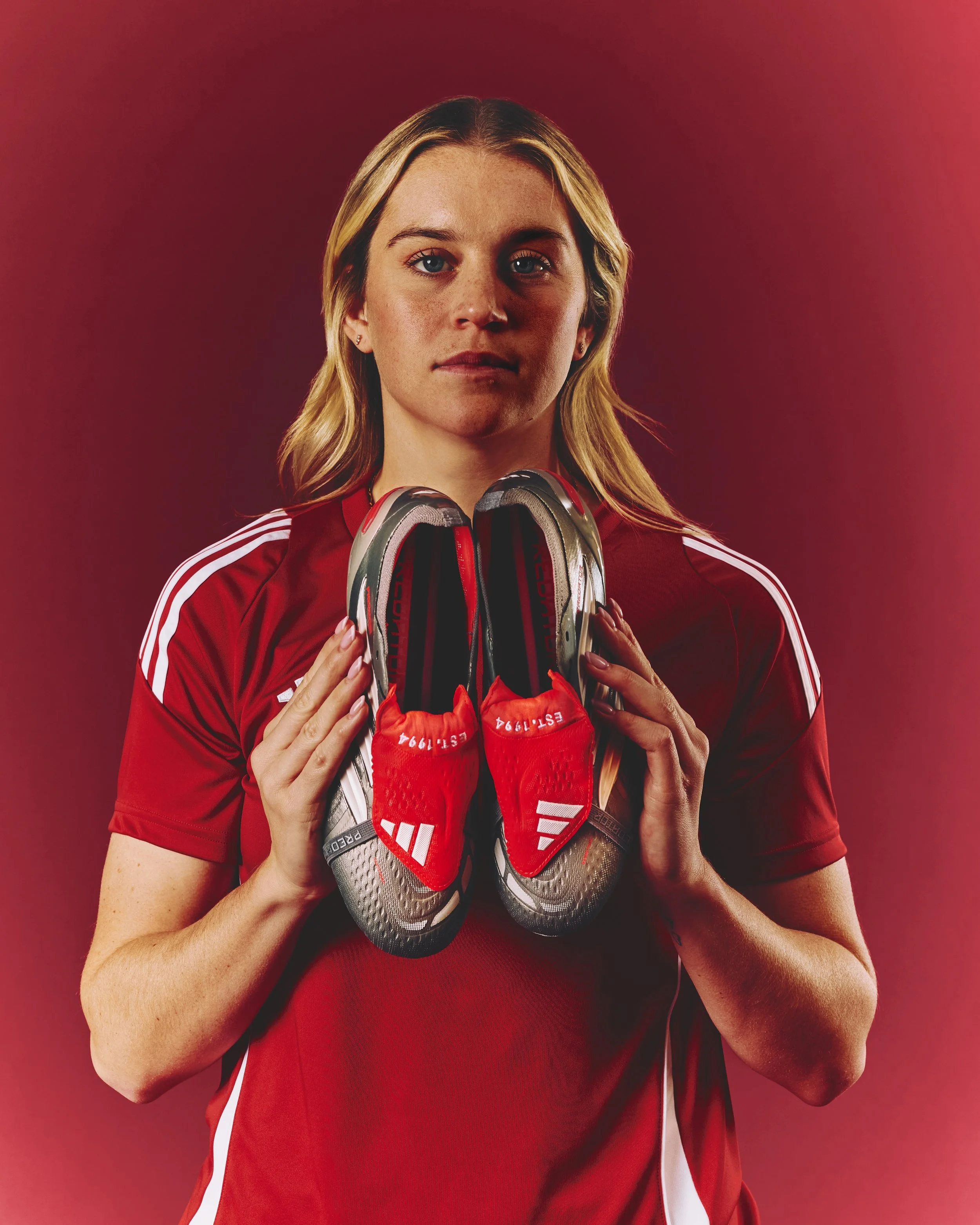 Alessia Russo holding the Gun Metal Predators