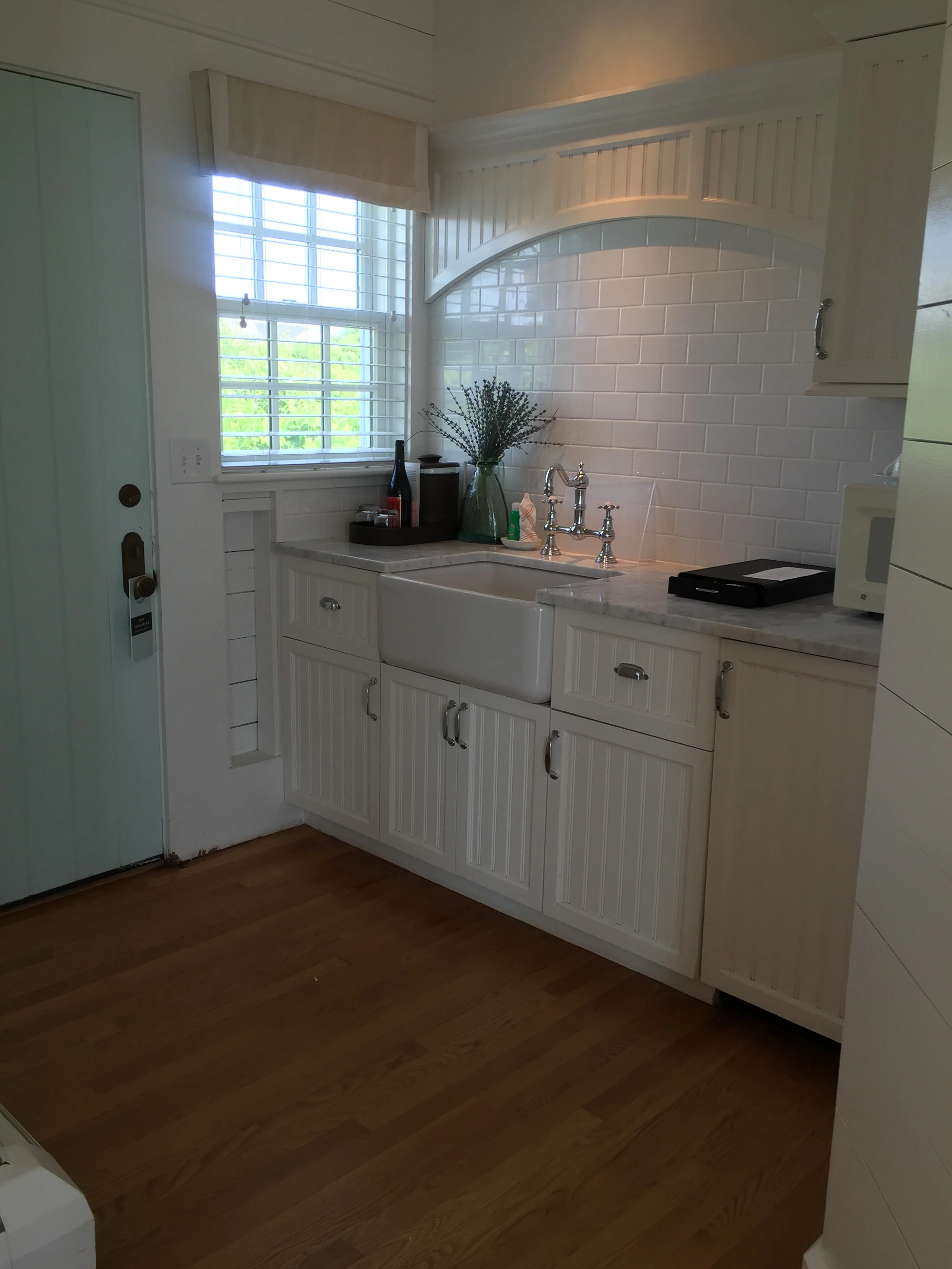 Just inside of the front door... this cute kitchenette