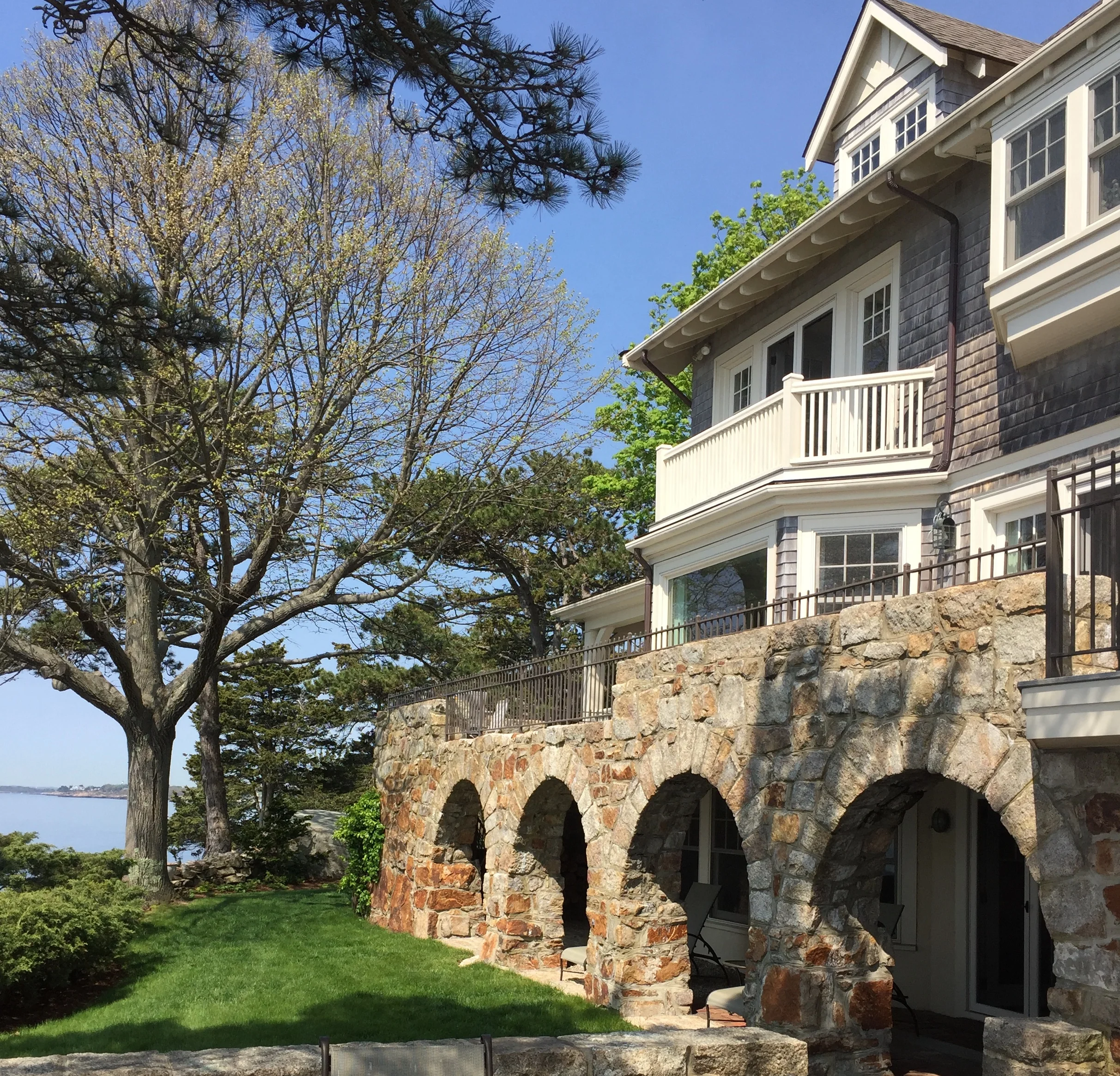 Kettledrum stands proudly on the site of its predecessor, Thorncliff, incorporating the old foundation into the design of new home.