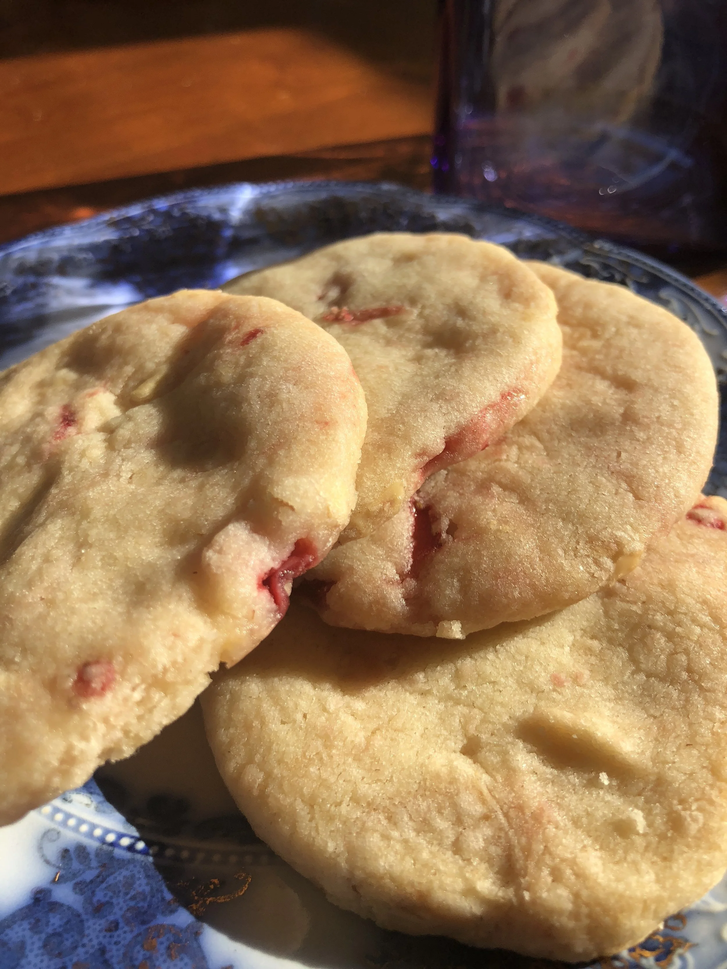 A New England recipe - Strawberries and Cream Shortbread Cookies - With White Chocolate