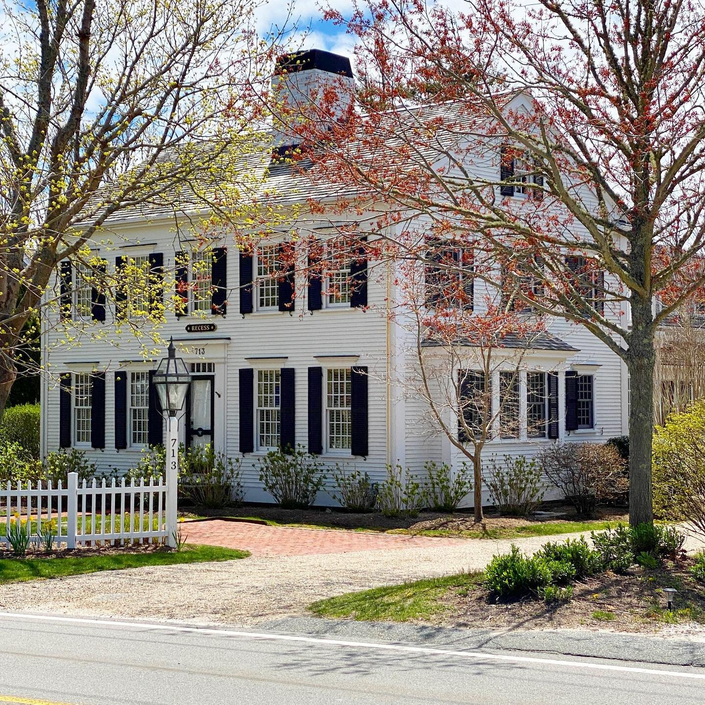 This home in Chatham, MA had me at hello. There is just something about white homes with black doors and shutters that speak to my historic home soul. But check this out&hellip; the front door is white with a black-framed storm door. 🥰 #newenglandfi