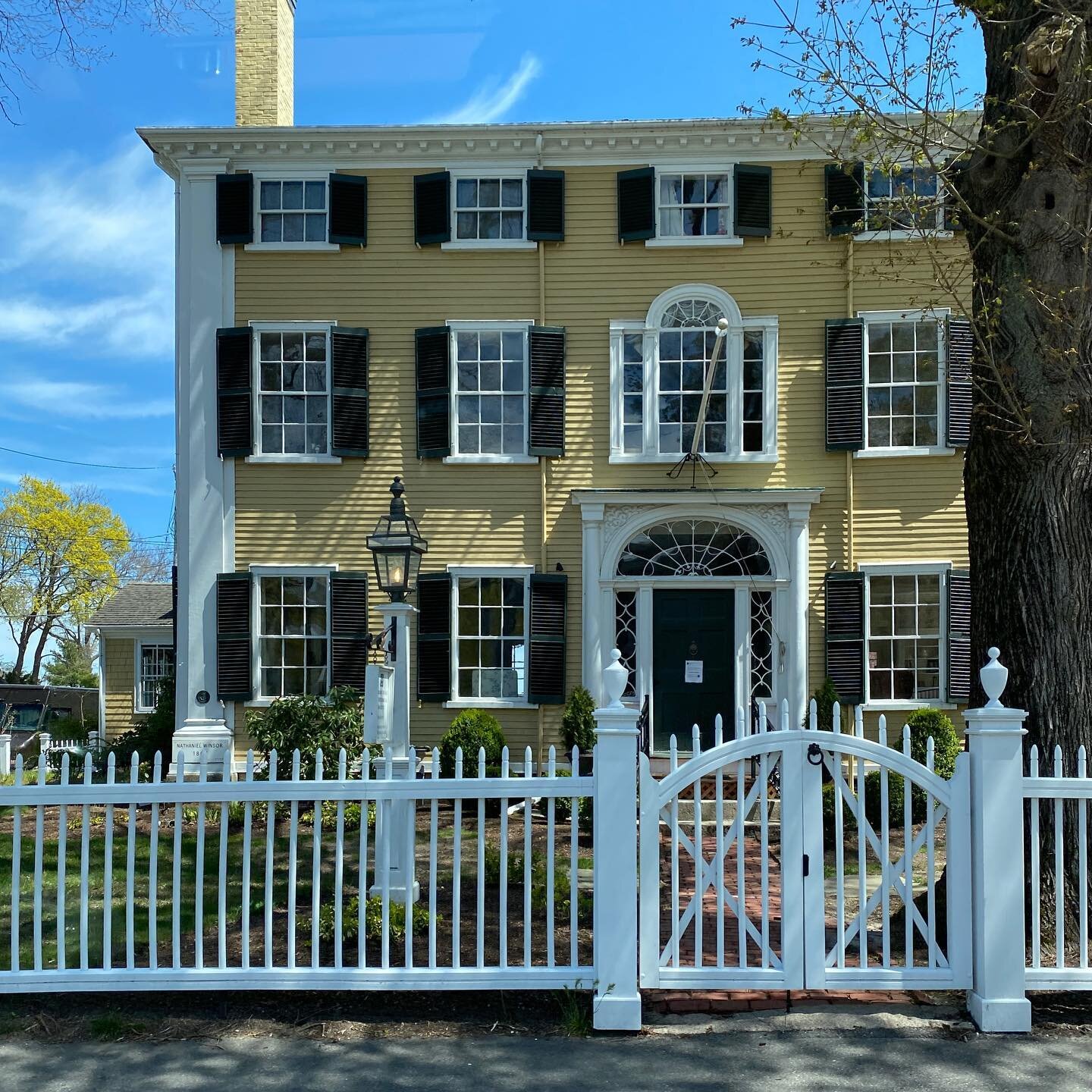 When a drive by photo catches just half the house, it&rsquo;s still worth it. Home of the Duxbury, MA historic society. #oldhousecommunity #duxbury #duxburyma #newenglandfineliving #historichome #historichouse #newenglandhome #newenglandstyle #oldhou