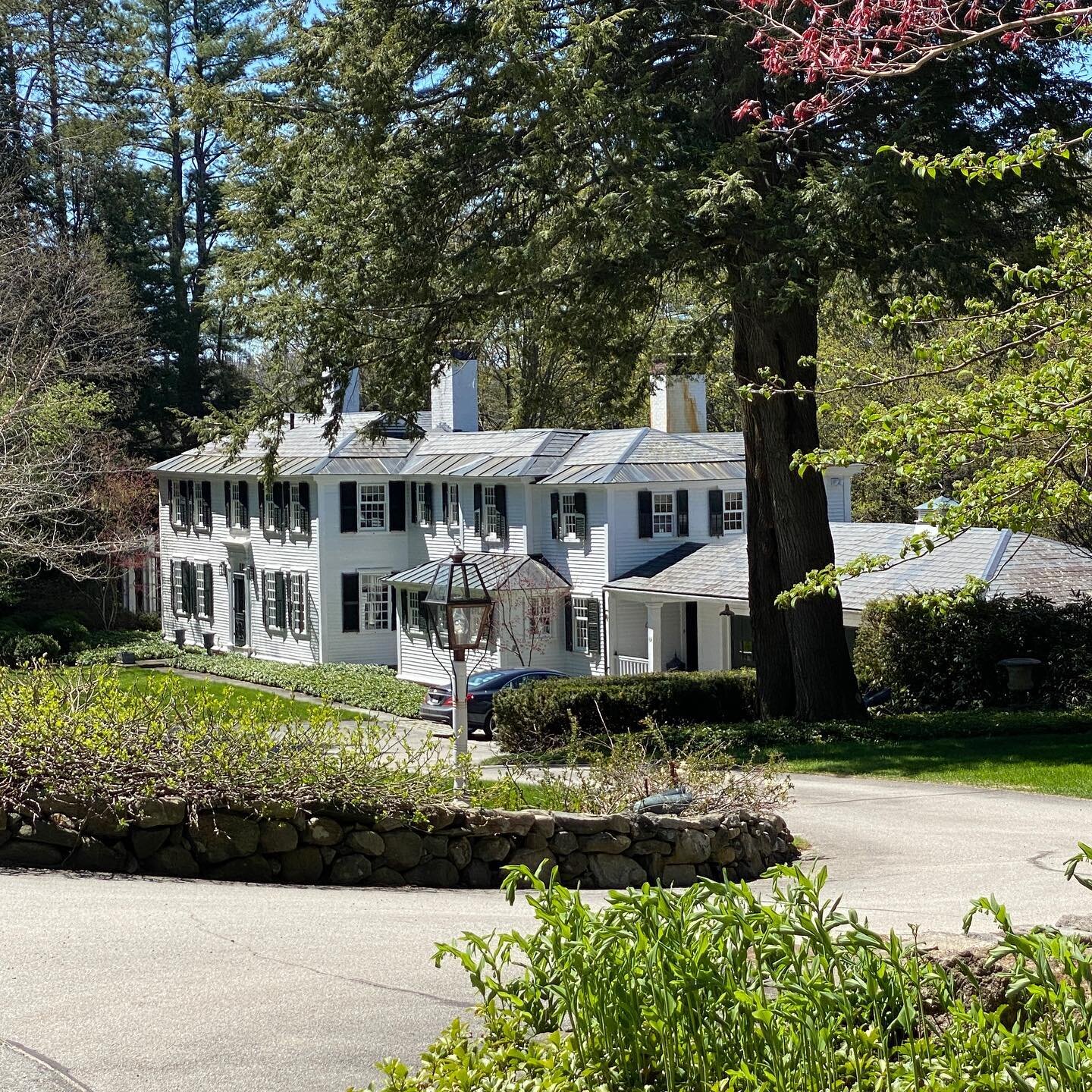 Ask me if I turned my car around to look at this home and take in its architecture.  Nahhhh&hellip; no need to ask; we all know I did! 🤣. #monadnockregion #eleganthome #eleganthomes #newenglandfineliving #oldhouselove #countryestate