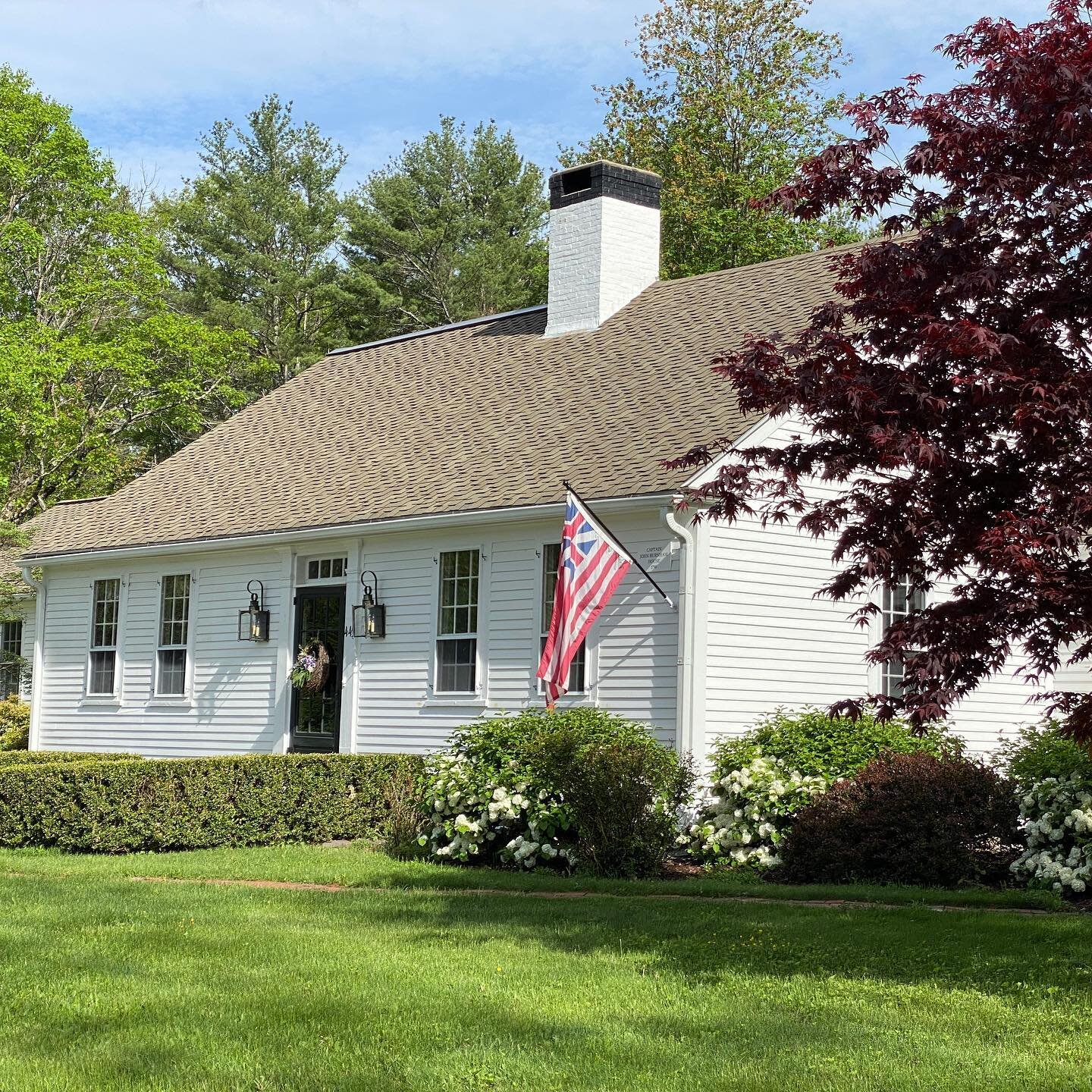 ✔️ - Flagpole bracket  installed. It only took me forever to decide where to put it. #grandunionflag #newenglandfineliving #redwhiteandblue #oldhouselove #antiquehome #countrylife