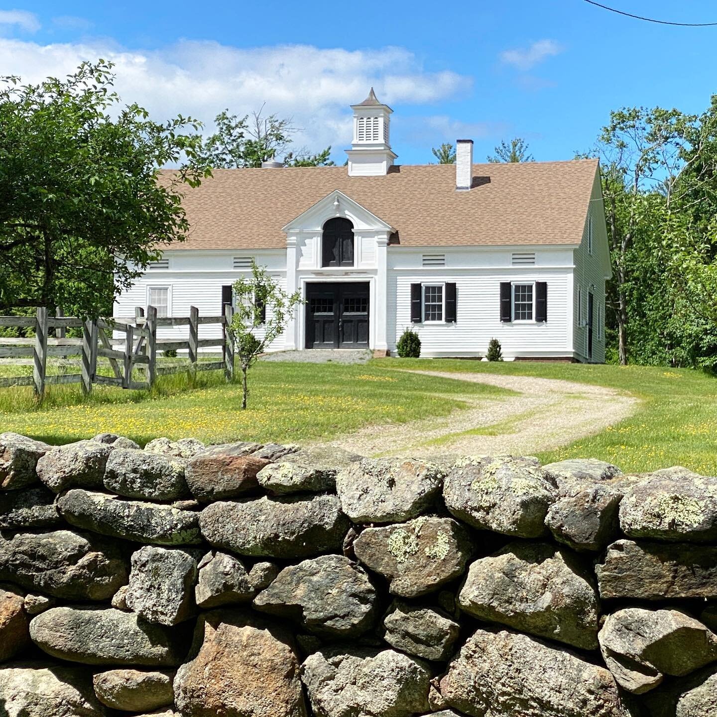 When you take a wrong turn, then realize it was meant to be. #barnlove #historicbarn #morganhorsebarn #countrysideliving #newenglandbarn #newenglandfineliving