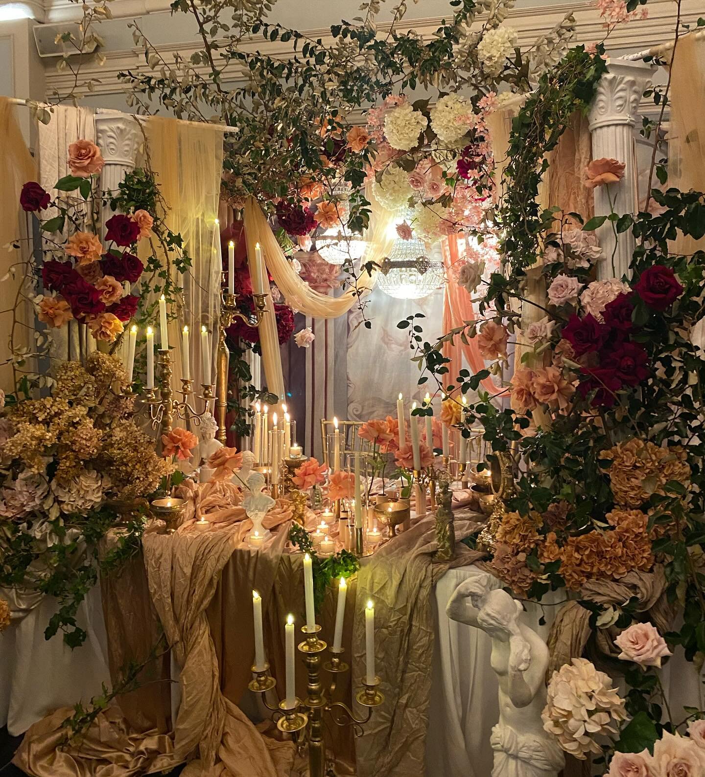 A whimsical enchantment 🥀

@bohemian_blooms 
@sinemgulseven 
@legallysinem 
@mophotographystudio 
@thetearoomqvb 

#bride #bridalbouquet #sydneyflorist #sydneystylist #wedding #weddinginspo #modernwedding #modernweddings #loveislove #love #romance #