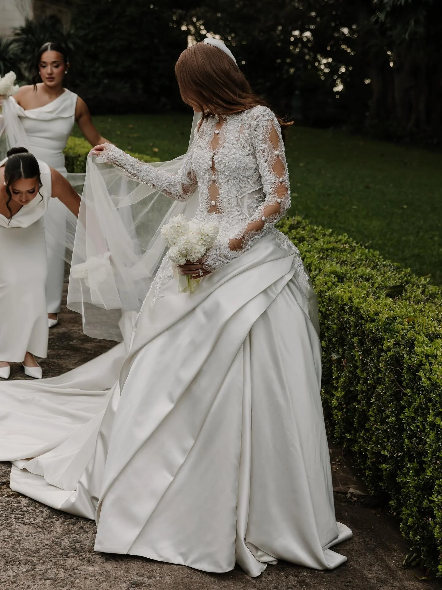 Royal Wedding through &amp; through 🦢 Queen @briannawahhab adorned by iconic @jatoncouture &amp; captured by the wonder @georgejohnphotography ✨

#bride #bridalbouquet #sydneyflorist #sydneystylist #wedding #weddinginspo #modernwedding #royalwedding