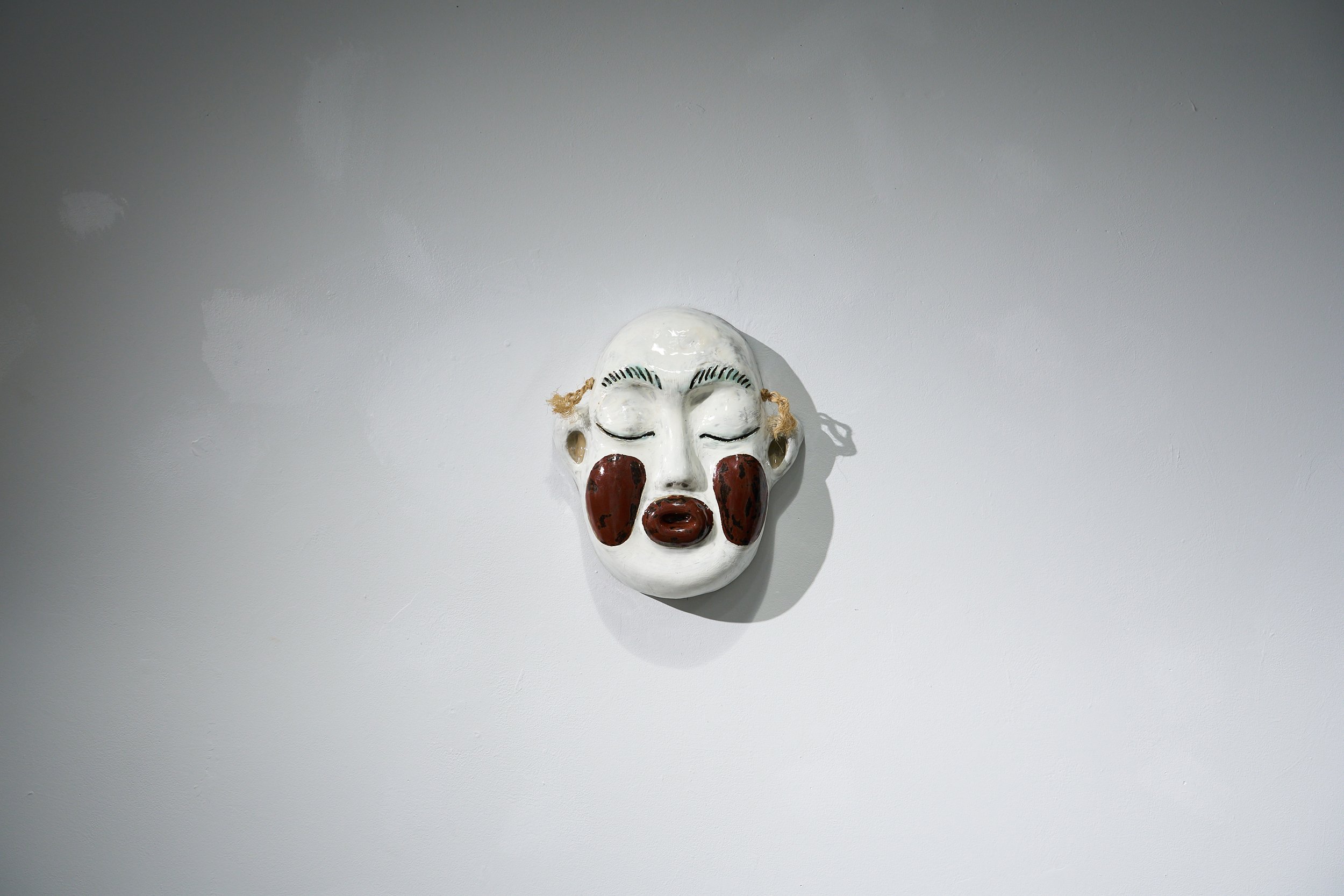 Idiot Mask #1, 2022, ceramic and rope, 25 x 30 x 10 cm.