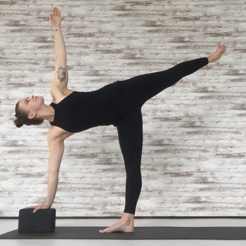 5 Alignment and Practice Tips for Half Moon Pose - DoYou