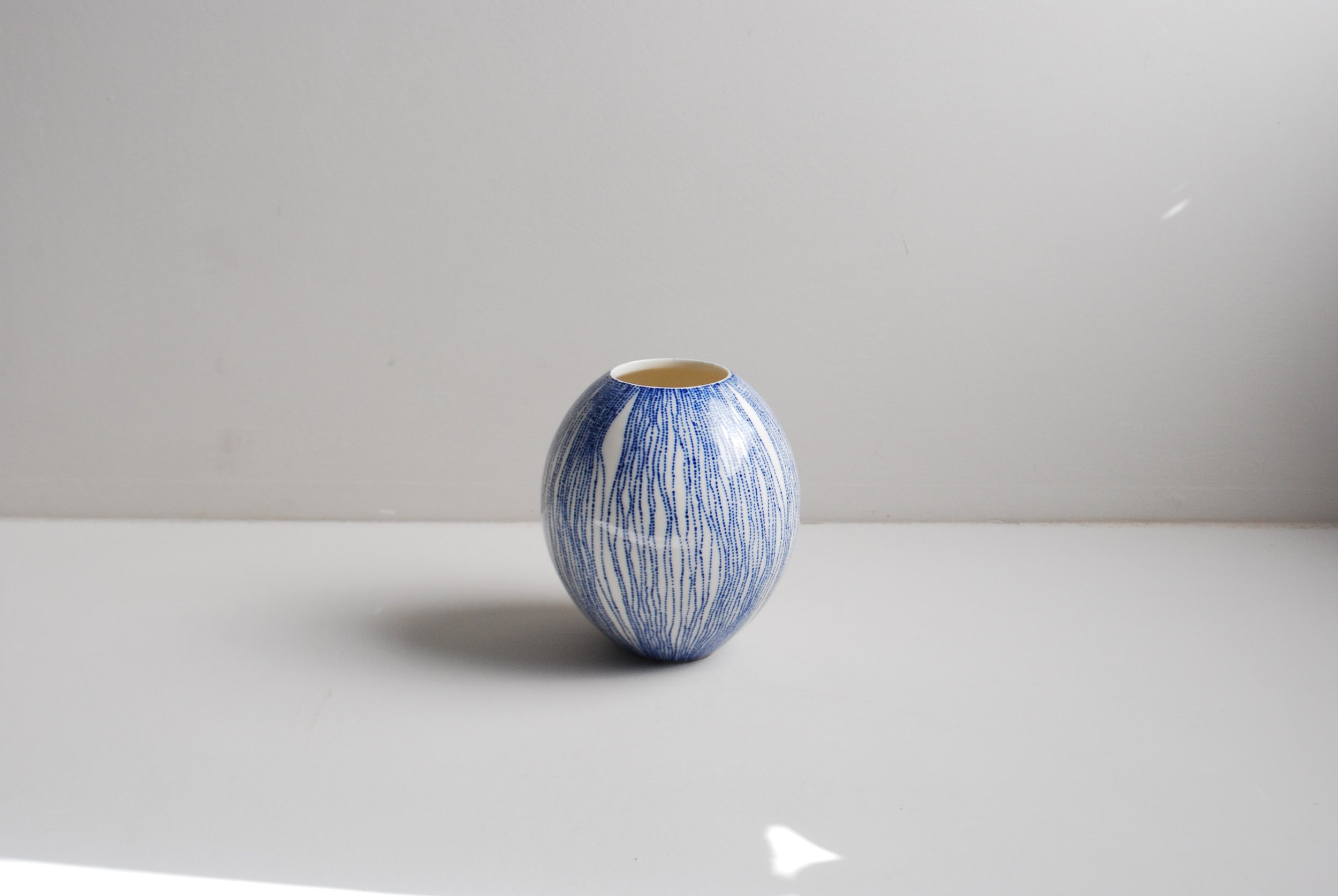 dotted_lines_rounded_vase_11.5cm-min.jpg