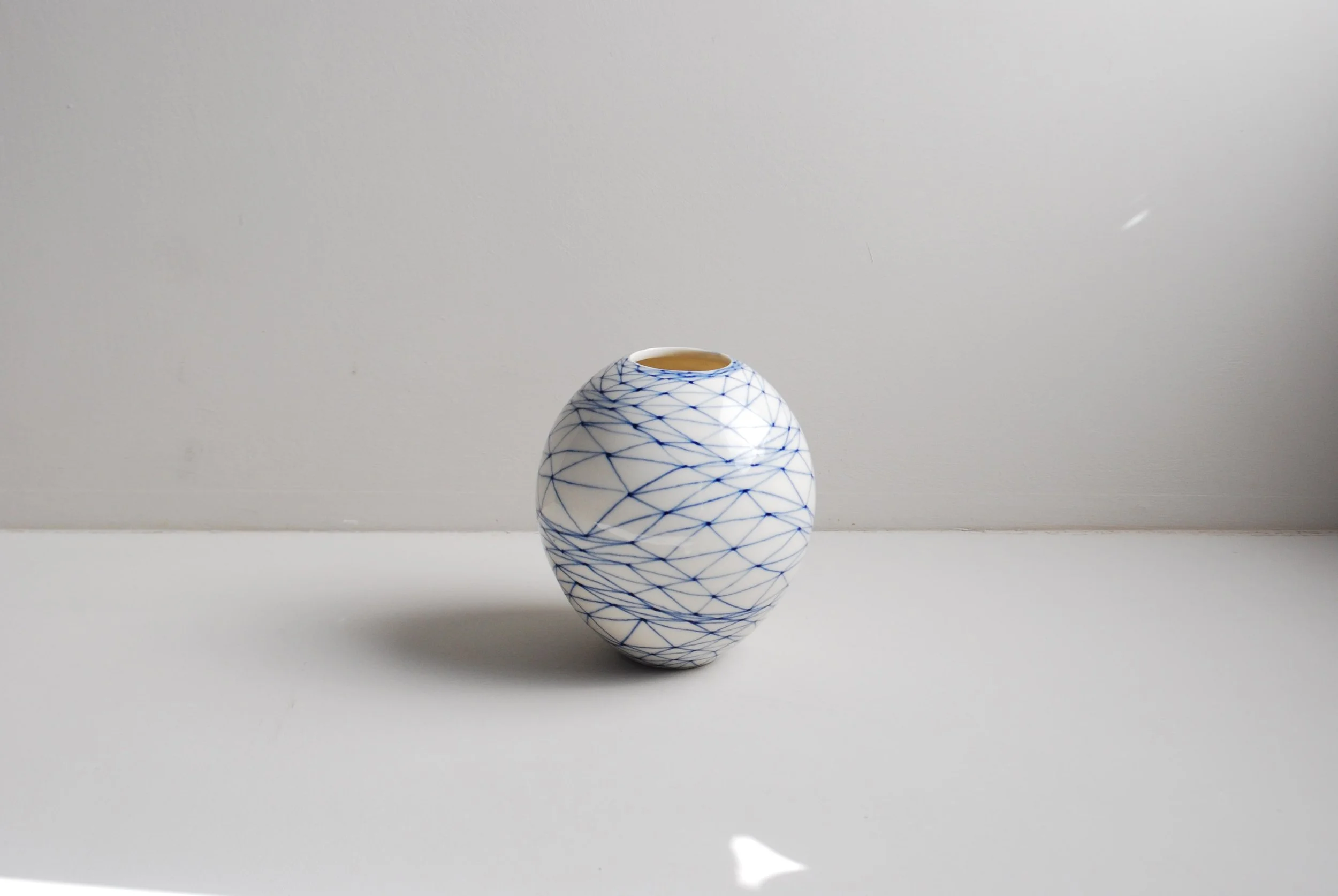 undulating_net_rounded_vase_12cm-min.jpg