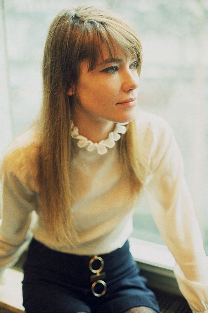 detail-classic-style-type-francoisehardy-blouse-shorts-bangs-cateyeliner-french-chic.jpg