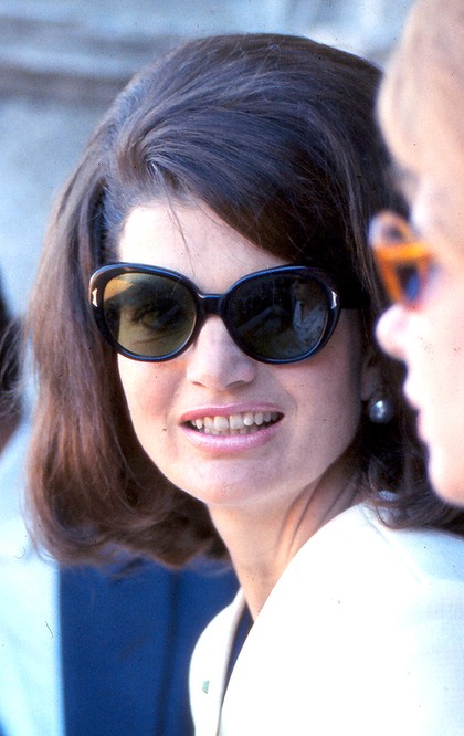 detail-classic-style-type-jackieo-sunglasses-pearl-earrings.jpg