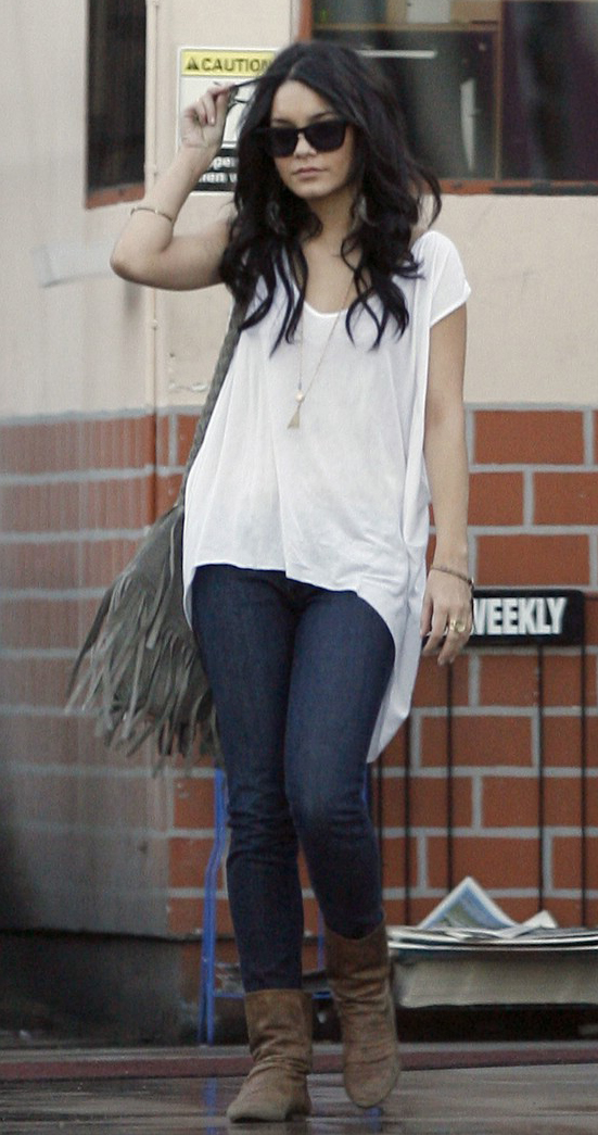 comfort-blue-navy-skinny-jeans-white-tee-tan-bag-brown-shoe-booties-sun-necklace-pend-slouchy-vanessahudgens-fashion-style-outfit-brun-spring-summer-weekend.jpg