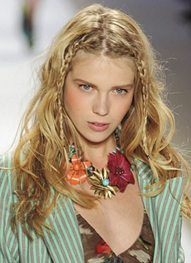 hair-boho-style-type-faceframing-braids-wavy-blonde-hair-flower-necklace-prints-mixed-ruway.jpg