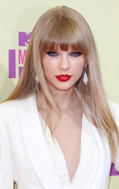 makeup-romantic-girly-style-type-taylorswift-bangs-long-blonde-hair-earrings-red-lips-white-redcarpet-fashion.jpg