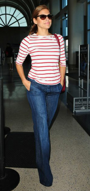 detail-retro-style-type-fashion-evamendes-flarejeans-red-stripe-tee-sunglasses-casual-streetstyle.jpg