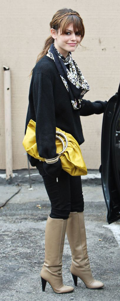 detail-retro-style-type-fashion-rachelbilson-boots-scarf-ponytail-bangs-hair-yellow-bag-black-sweater.jpg