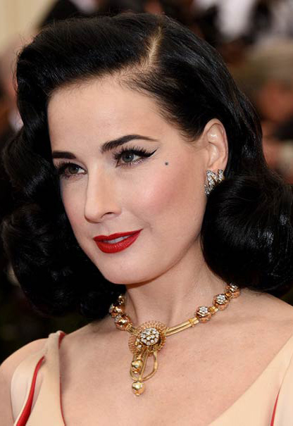 makeup-retro-style-type-fashion-metgala-ditavonteese-eyeliner-winged-red-lips-necklace-collar-black-hair.jpg