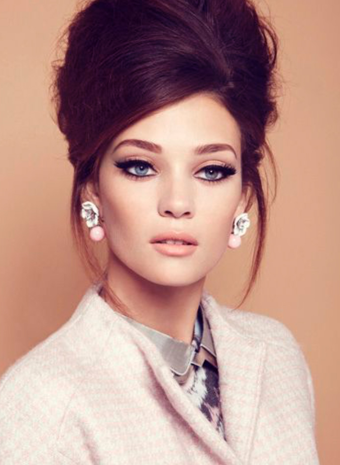 makeup-retro-style-type-fashion-stud-earrings-eyeliner-winged-nudelipstick-pink-jacket-ladylike.jpg