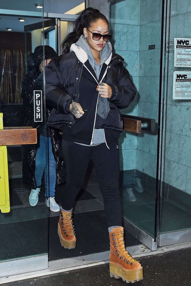 detail-trendsetter-style-type-fashion-rihanna-black-coat-hoodie-platform-boots-timberland-casual-streetstyle.jpg