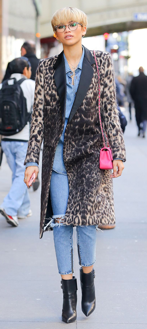detail-trendsetter-style-type-fashion-zendaya-jeans-cropped-leopard-coat-blonde-booties-chambray-shirt-streetstyle.jpg