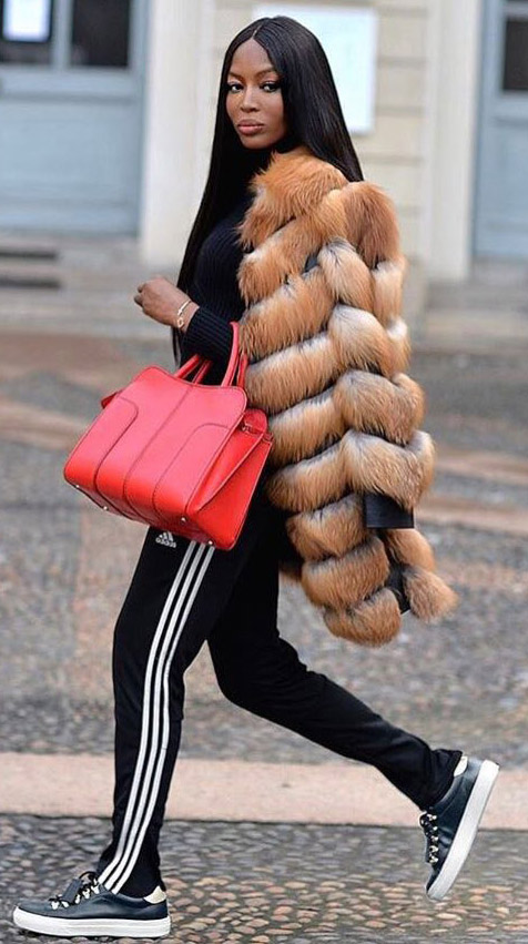 detail-dramatic-style-type-naomicampbell-red-bag-tote-fur-coat-sneakers-trackpants-black-camel-long-hair-street-style-model.jpg