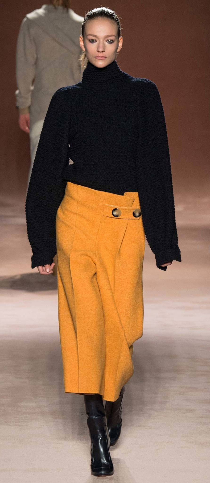 detail-dramatic-style-type-yellow-culottes-pant-black-sweater-oversized-turtleneck-runway-boots.jpg