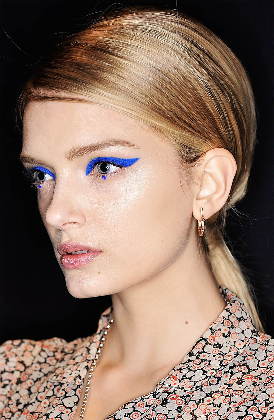 makeup-dramatic-style-type-blue-thick-wing-eyeliner-eyeshadow-blonde-ponytail-model-runway.jpg