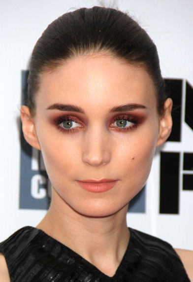 makeup-rooneymara-dramatic-style-type-eyeshadow-pink-mauve.jpg