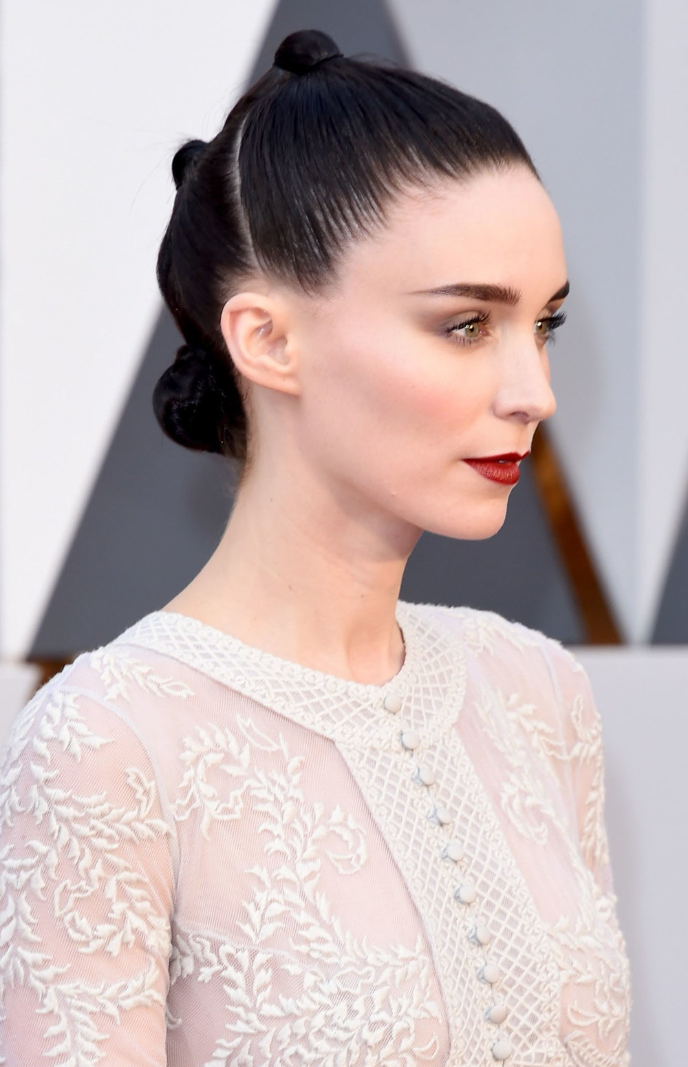 hair-dramatic-style-type-rooneymara-oscars-triple-bun-hair.jpg