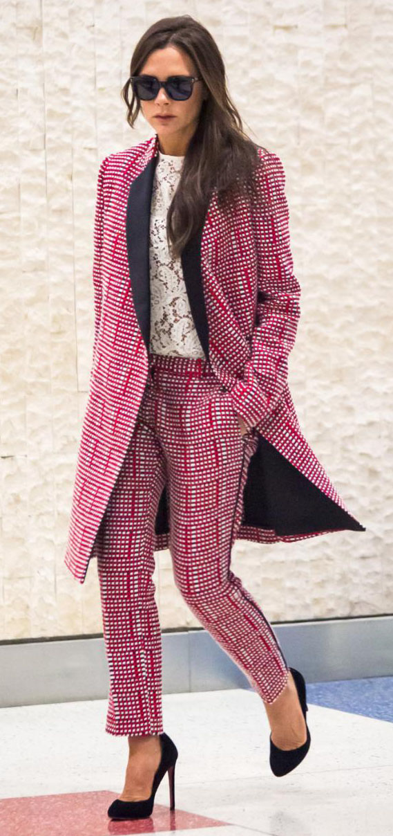 celebrity-dramatic-style-type-victoriabeckham-newyork-airport-pink-suit-match-blazer-pants-white-top-pumps.jpg