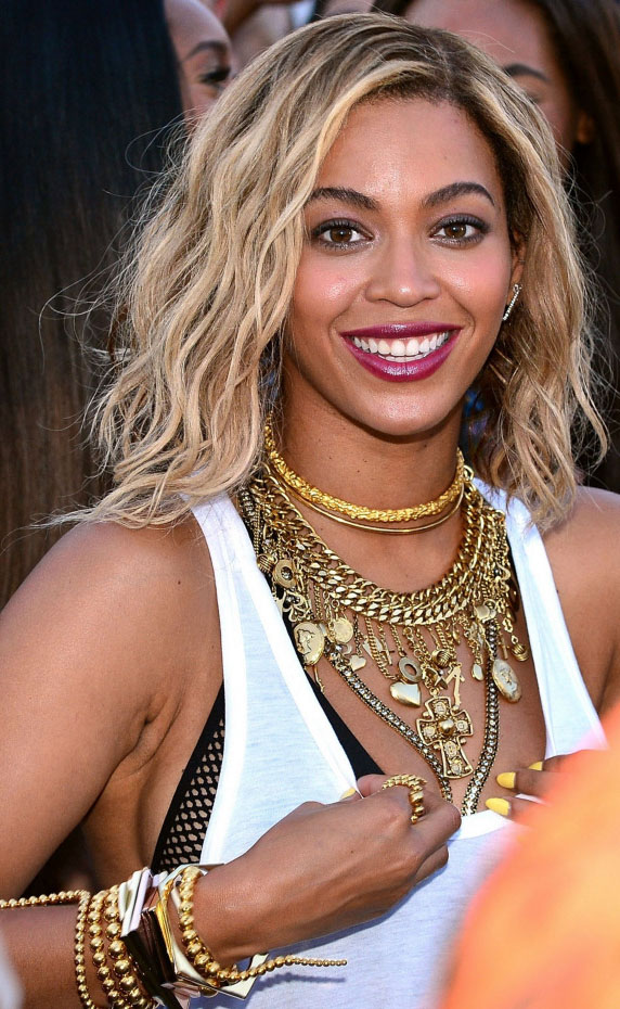 jewelry-beyonce-layered-necklaces-bombshell-sexy-style-type-blonde-redlip-tank-top-bralette-bracelets.jpg