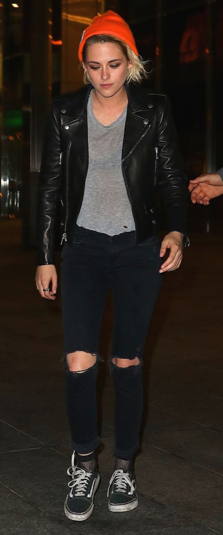 comfort-rebel-grunge-style-type-kristenstewart-gray-tee-black-moto-jacket-skinny-jeans-sneakers-beanie-ripped-blonde.jpg