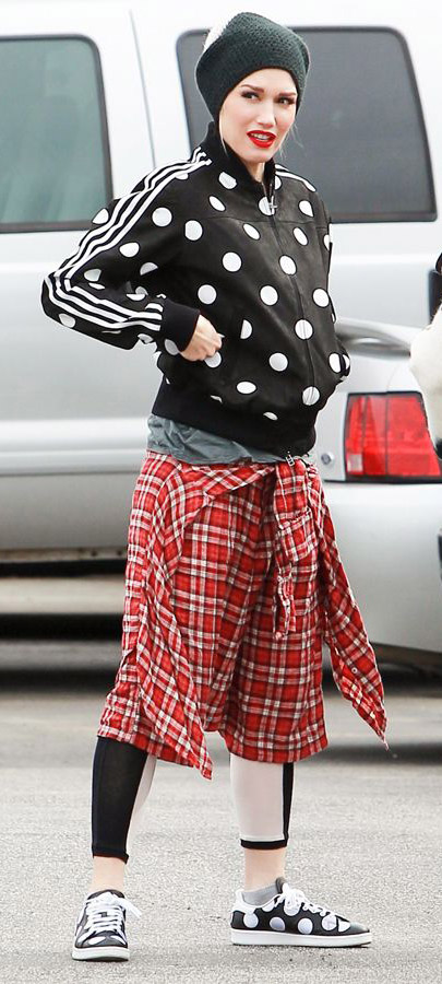 detail-rebel-grunge-style-type-gwenstefani-polkadot-jacket-red-black-beanie-leggings-sneakers-match-redlips.jpg