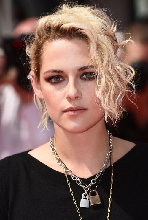 jewelry-rebel-grunge-style-type-kristenstewart-cannes-international-film-festival-lockets-layered-necklaces-blonde-hair-curly-black.jpg