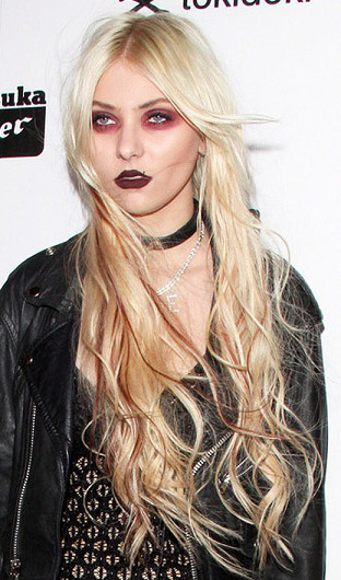 jewelry-rebel-grunge-style-type-taylormomsen-long-blonde-hair-eyeshadow-choker-red-dark-lips.jpg