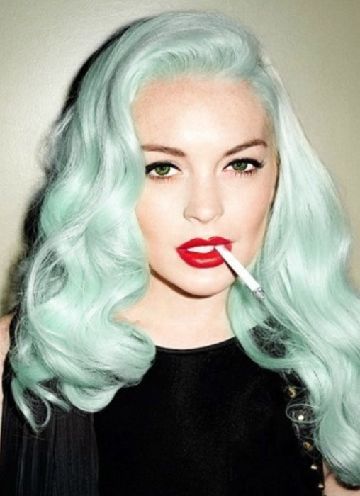 hair-rebel-grunge-style-type-colored-hair-dyed-blue-pastel-waves-sidepart-redlips.jpg