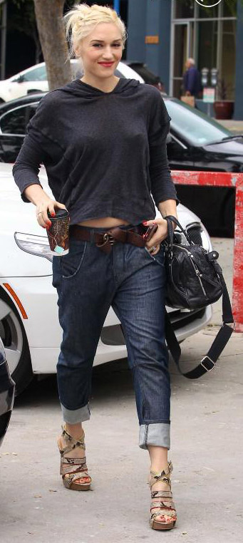 celebrity-rebel-grunge-style-type-gwenstefani-wedges-slouchy-sweatshirt-belt-boyfriend-jeans-blonde-streetstyle.jpg