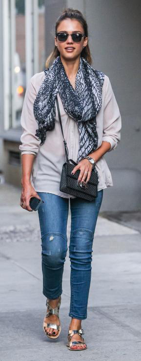 comfort-natural-sporty-style-type-jessicaalba-jeans-skinny-jeans-scarf-tunic-shirt-sandals-ponytail-crossbody-streetstyle.jpg