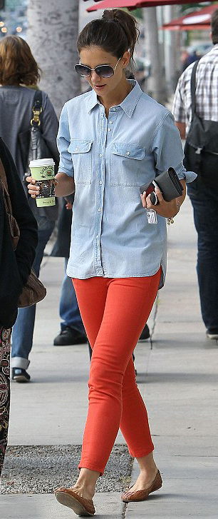 detail-natural-sporty-style-type-katieholmes-blue-orange-skinny-jeans-chambray-shirt-flats-sunglasses-streetstyle.jpg