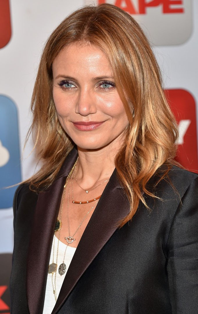 jewelry-natural-sporty-style-type-camerondiaz-wavy-loose-necklace-delicate-layered-blazer.jpg