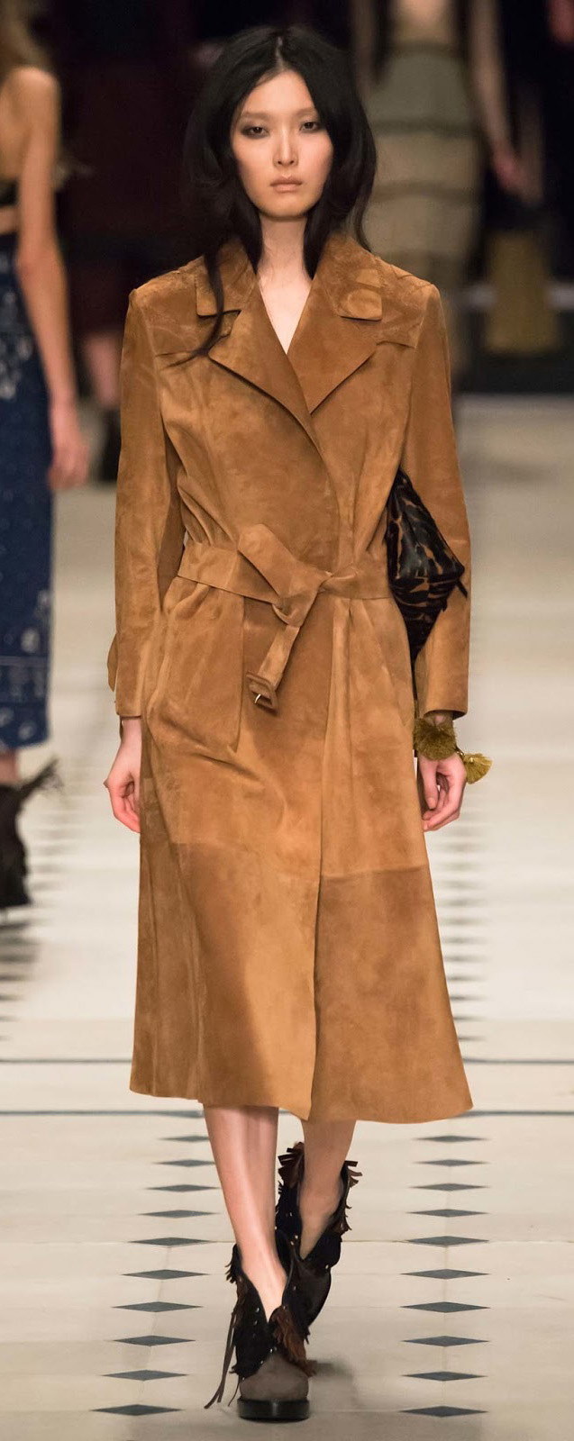 detail-classic-style-type-camel-suede-booties-trench-burberry-fall-2015.jpg