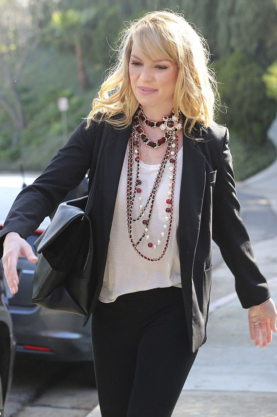 jewelry-classic-style-type-katherineheigl-layered-necklace-pearl-blazer-black-blonde.jpg