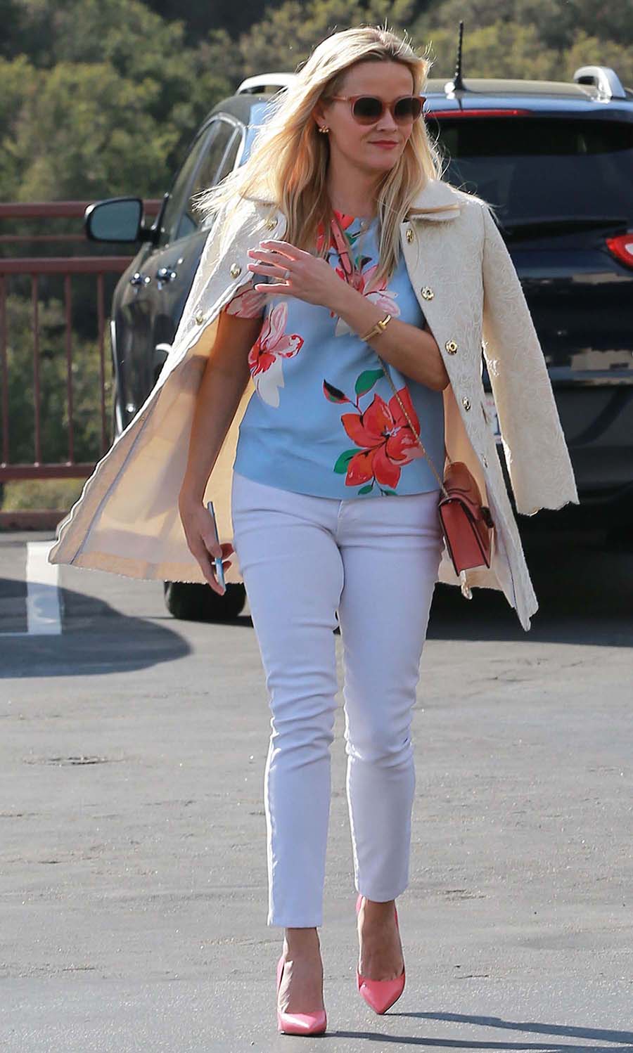 white-skinny-jeans-blue-light-top-floral-print-pink-shoe-pumps-white-jacket-coat-pink-bag-sun-reesewitherspoon-howtowear-style-spring-summer-blonde-lunch.jpg