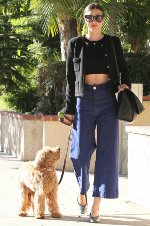 blue-navy-culottes-pants-black-top-crop-black-jacket-lady-gray-shoe-flats-sun-brun-black-bag-spring-summer-style-fashion-wear-mirandakerr-dog-classic-weekend.jpg