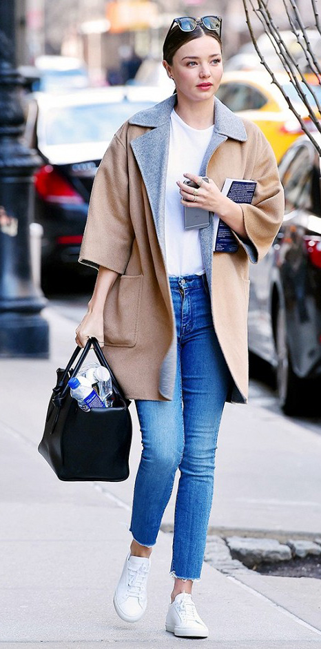 blue-med-skinny-jeans-white-tee-tan-jacket-coat-black-bag-pony-mirandakerr-wear-outfit-fashion-fall-winter-white-shoe-sneakers-classic-modelstyle-hairr-weekend.jpg