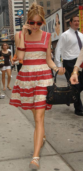 red-dress-stripe-print-aline-sun-white-shoe-sandals-black-bag-siennamiller-spring-summer-blonde-lunch.jpg