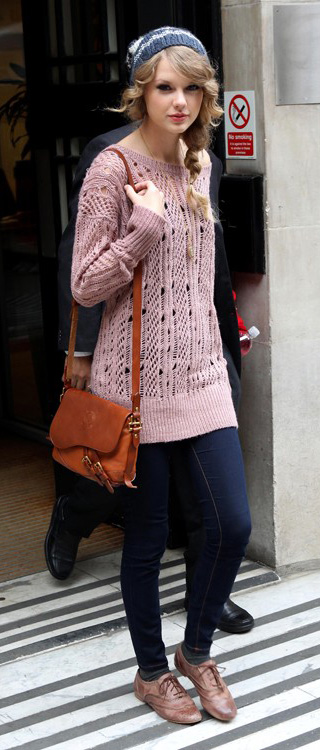 blue-navy-skinny-jeans-r-pink-light-sweater-tunic-brown-shoe-brogues-cognac-bag-beanie-braid-taylorswift-howtowear-fashion-style-outfit-blonde-fall-winter-weekend.jpg